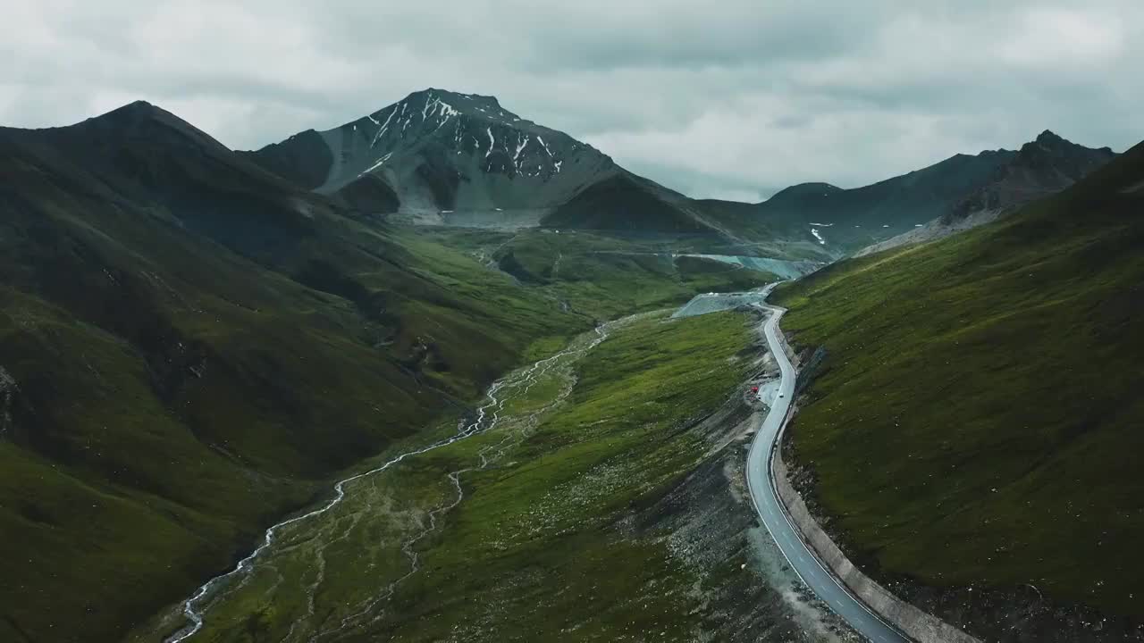 独库公路玉希莫勒盖达坂航拍视频素材