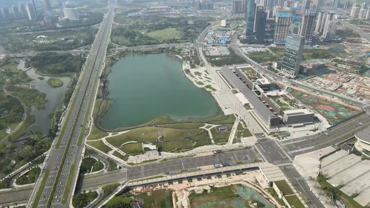 成都市西部博览城西博城航拍车辆交通公路湖泊建筑群视频素材