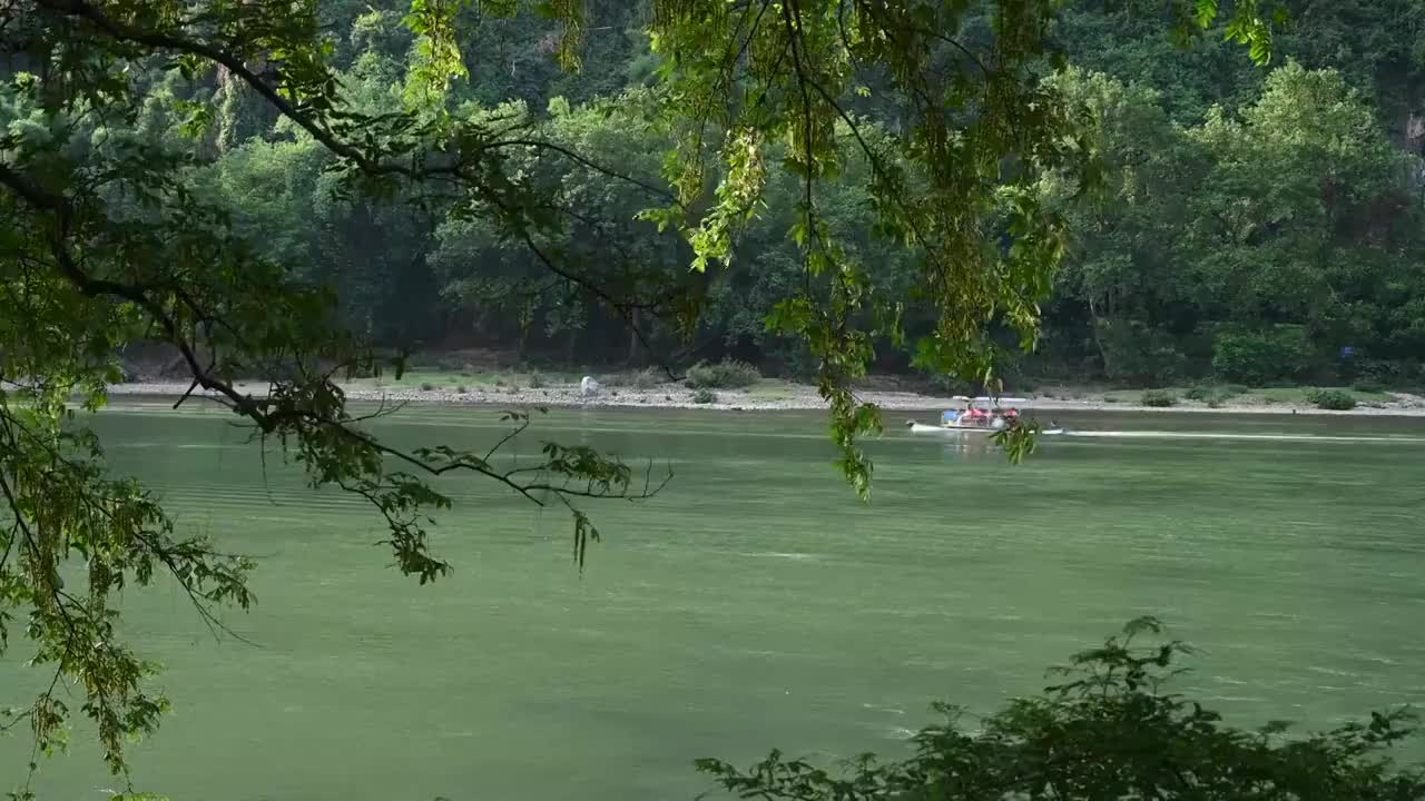 阳光下桂林阳朔漓江上漂流的竹筏视频素材