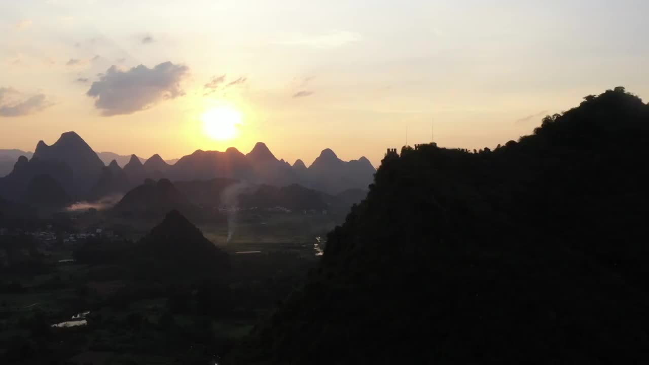 夕阳下的桂林阳朔翠屏五指山景区视频素材