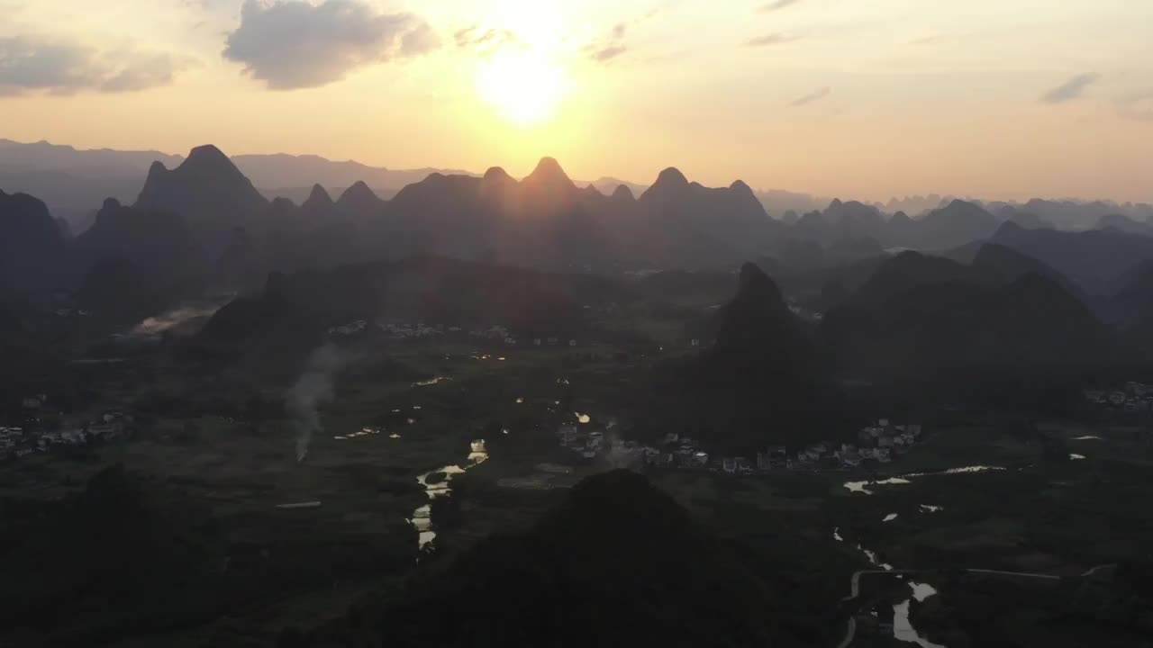 夕阳下的桂林阳朔翠屏五指山景区视频素材