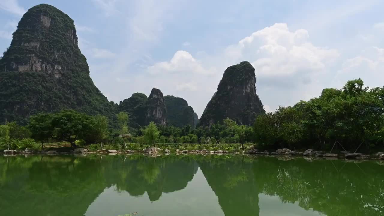 蓝天白云下桂林阳朔遇龙河风光视频素材