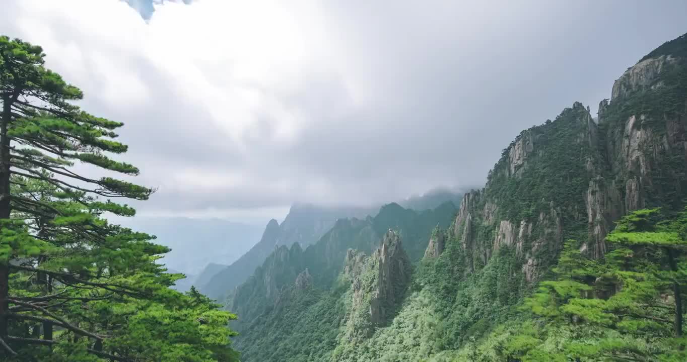 黄山风景区白鹅岭看天都峰云雾延时视频素材