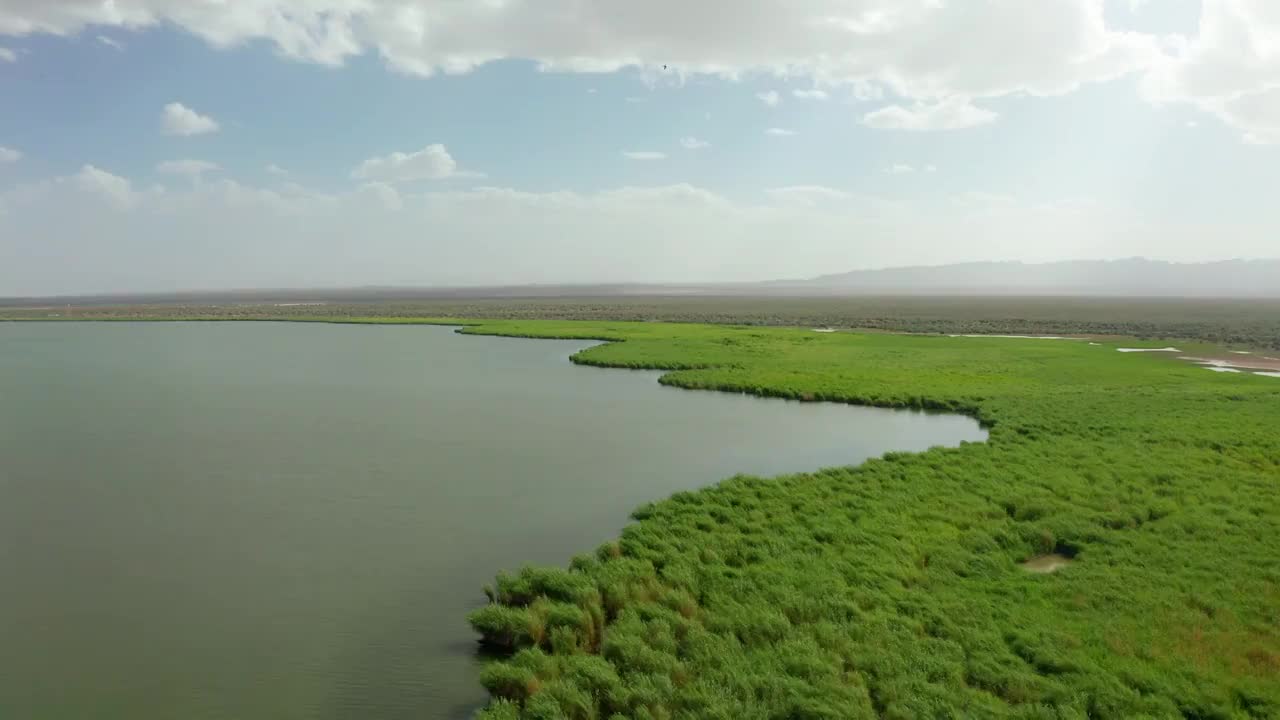 航拍青海省海西德令哈可鲁克湖视频素材