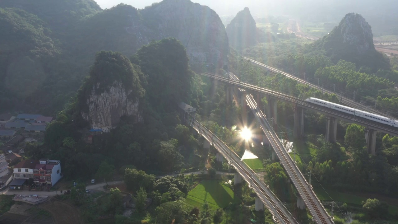 阳光下桂林山间的铁路高架桥视频素材