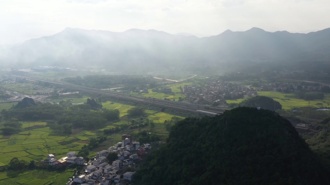 阳光下桂林山间的铁路高架桥视频素材