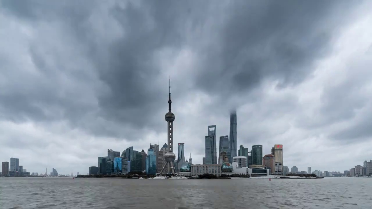 上海台风天陆家嘴风雨延时视频素材