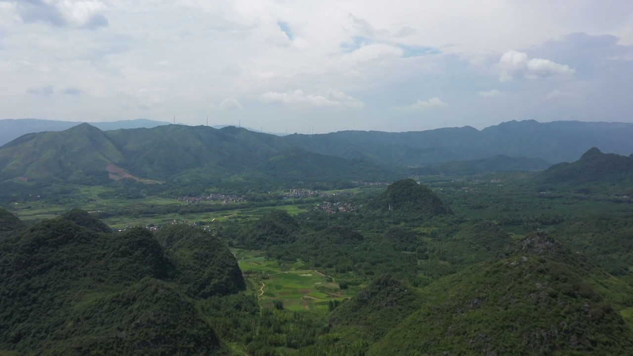 蓝天白云下桂林群山间的田园风光视频素材