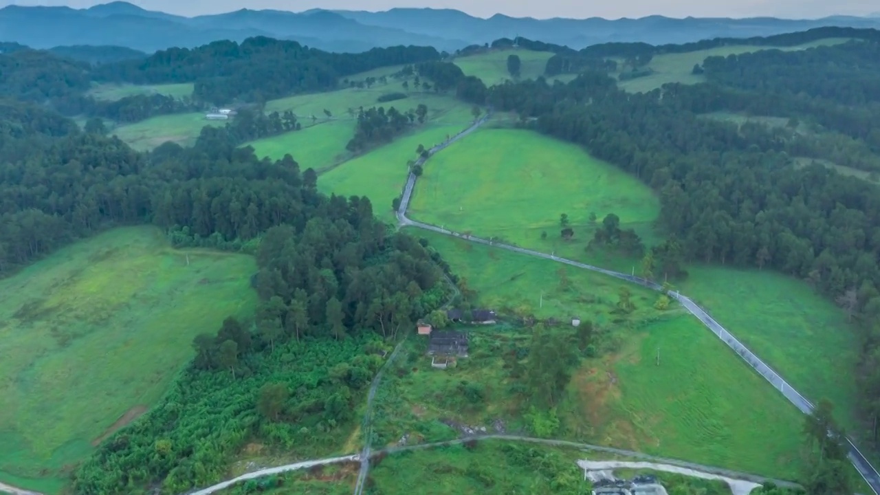 贵州黔南的喀斯特地貌-草原、峰林和田野视频素材