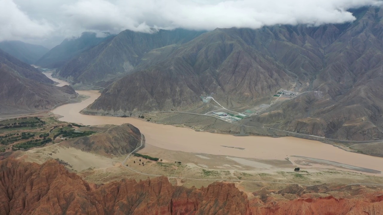 贵德丹霞地貌与黄河河谷风光的航拍视角视频素材