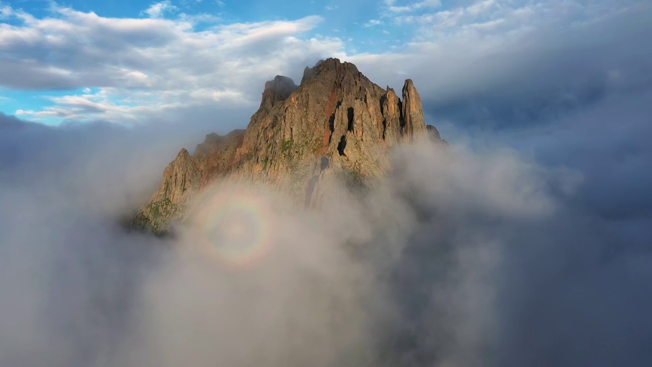 清晨莲宝叶则石头山的佛光视频素材