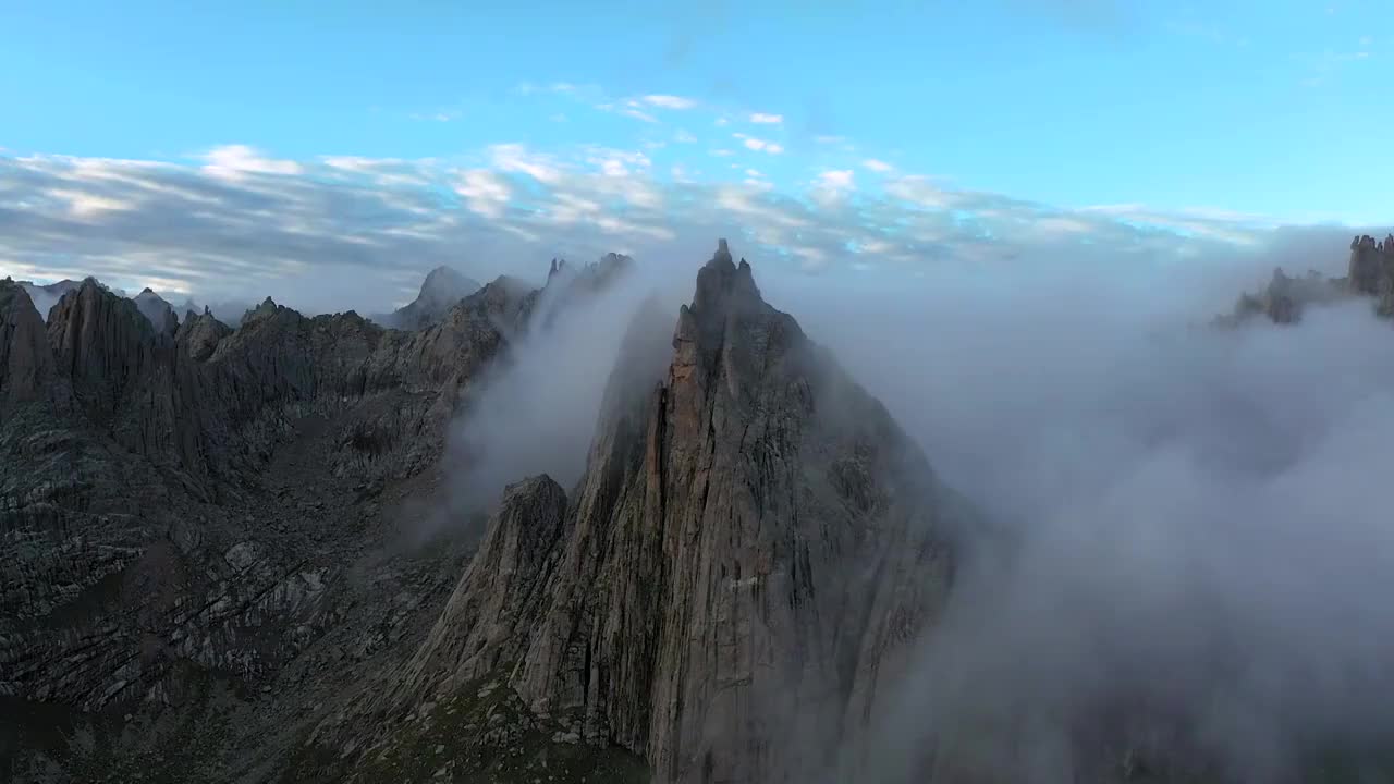 清晨莲宝叶则石头山倾泻而下的云海视频素材