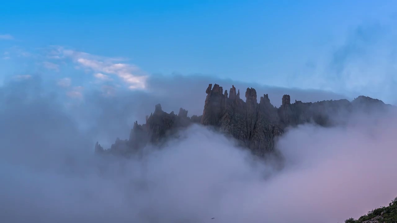 清晨云雾缭绕的莲宝叶则石头山神仙地视频素材