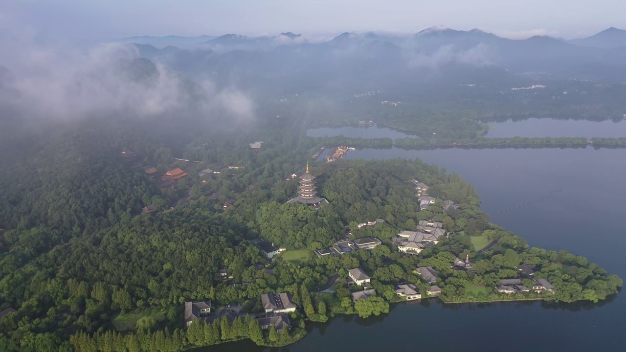 清晨平流雾下的杭州西湖航拍视频素材