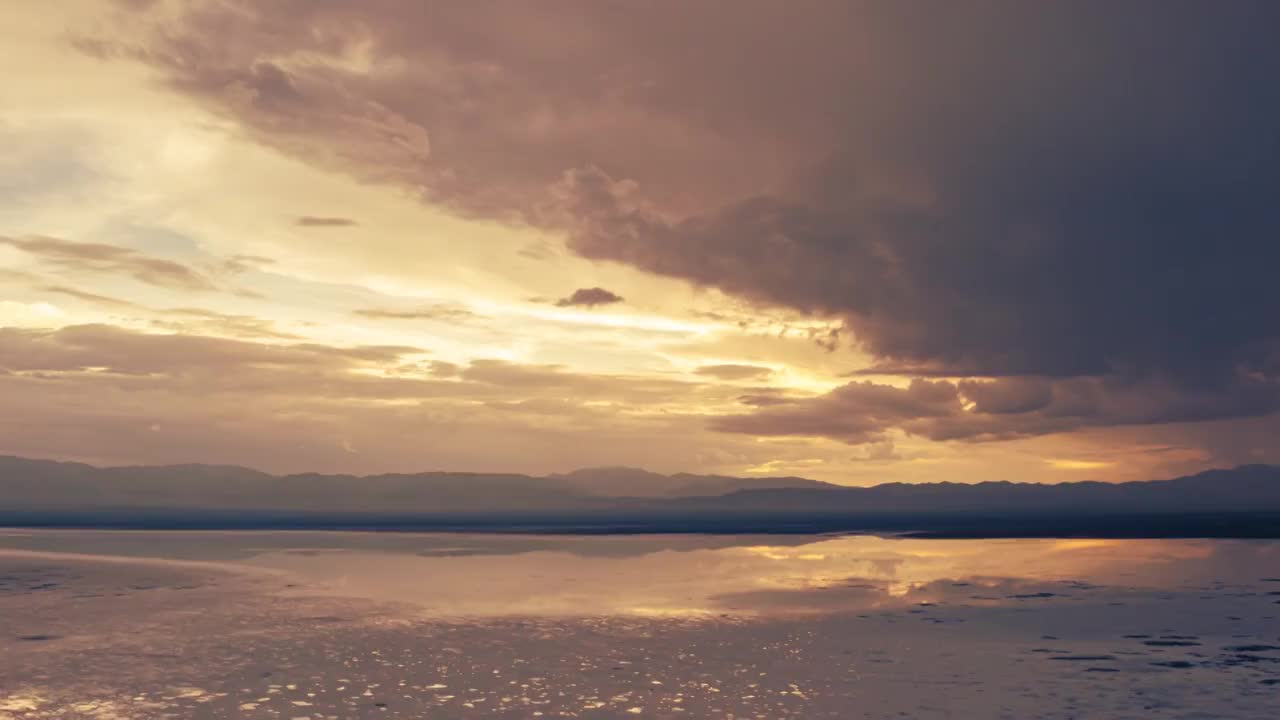 傍晚时分，茶卡盐湖的晚霞与夕阳视频素材