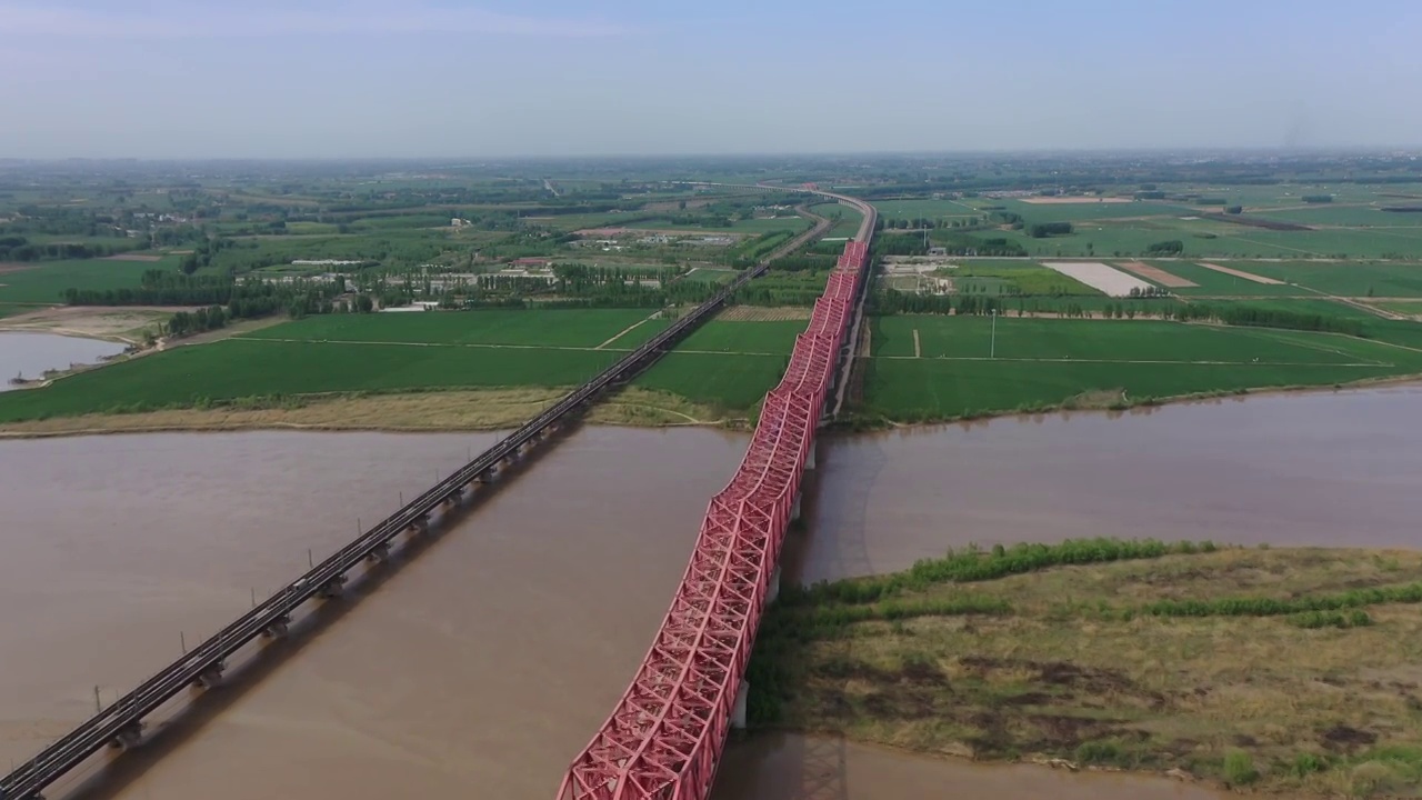 河南郑州黄河湿地滩涂与京广铁路桥春季户外风光航拍视角视频素材