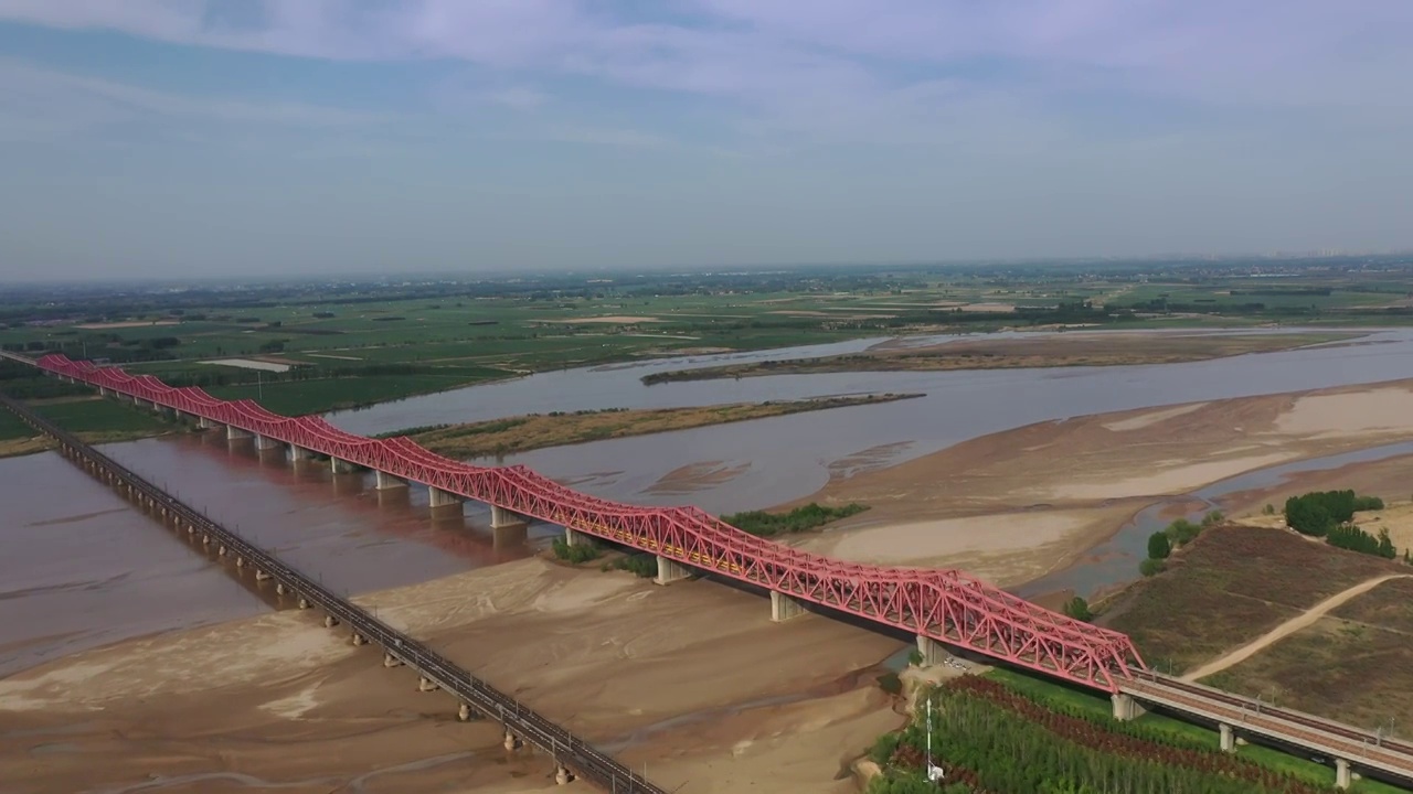 河南郑州黄河湿地滩涂与京广铁路桥春季户外风光航拍视角视频素材