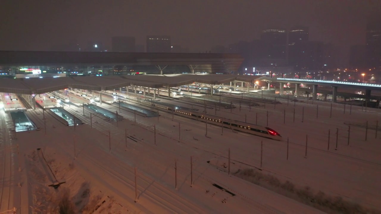 河南郑州高铁站郑州东站冬季雪景夜景航拍视频素材