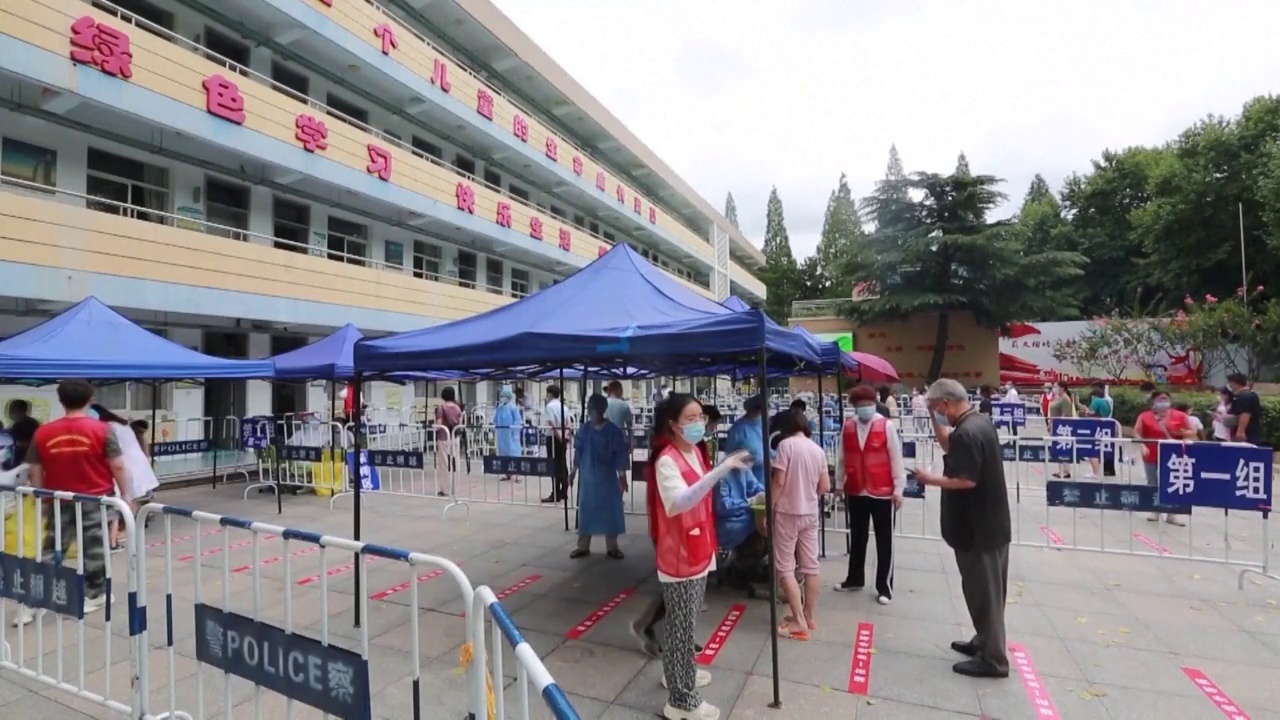 江苏南京排队核酸检测的居民视频素材