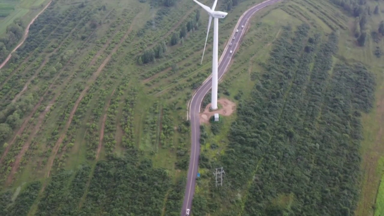 航拍河北张家口草原天路夏季风车草原自然风光视频素材