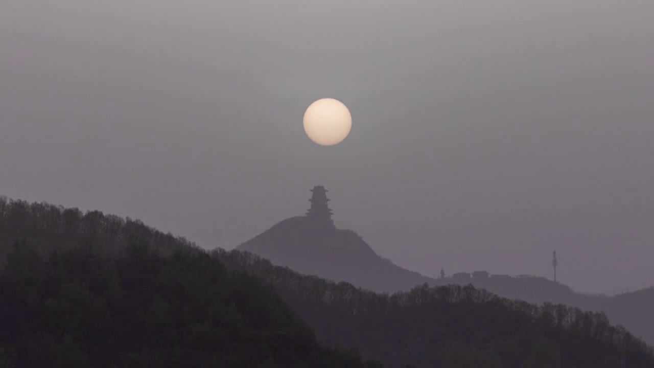 沙尘暴中的定都阁日出视频素材