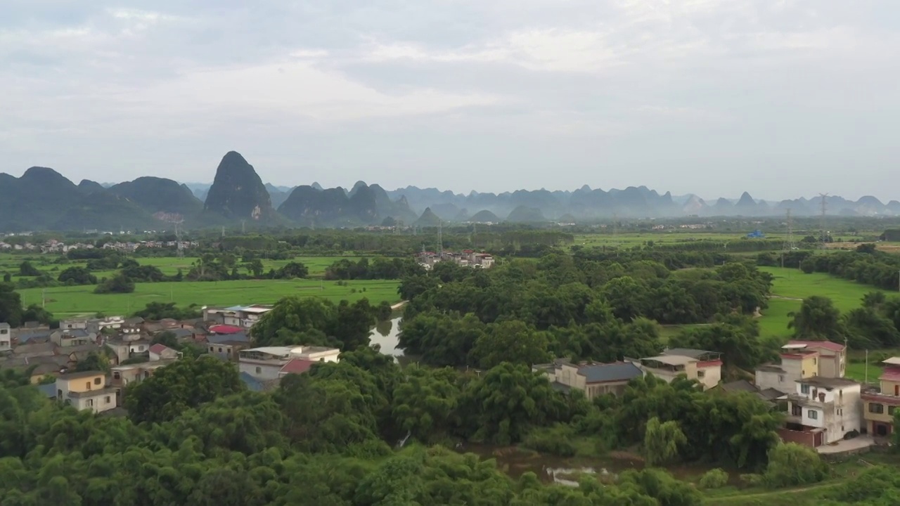 蓝天白云下桂林群山间的田园风光视频素材