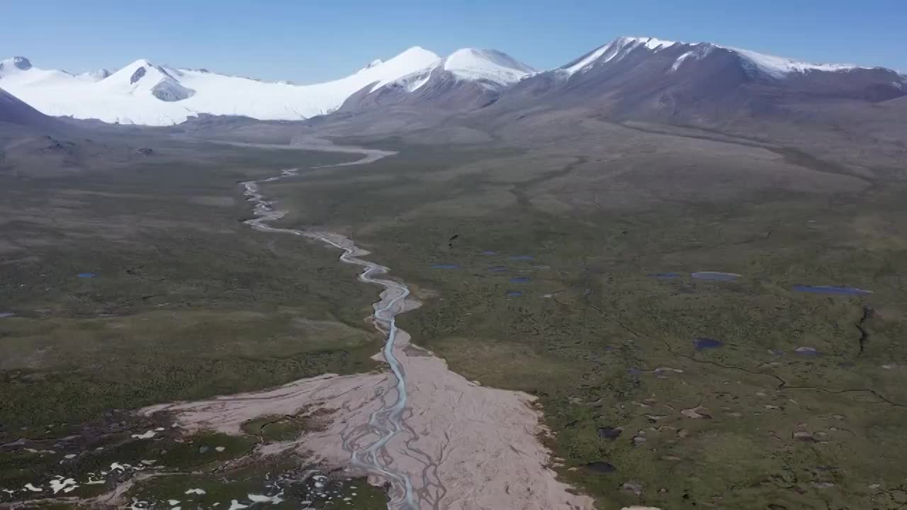 青藏线国道109唐古拉山口航拍风光视频素材