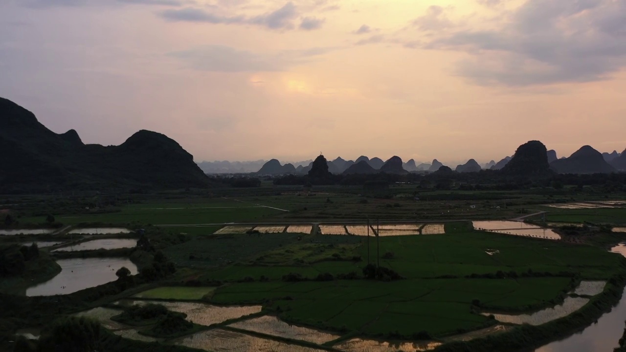 夕阳下桂林群山间的田园风光视频素材