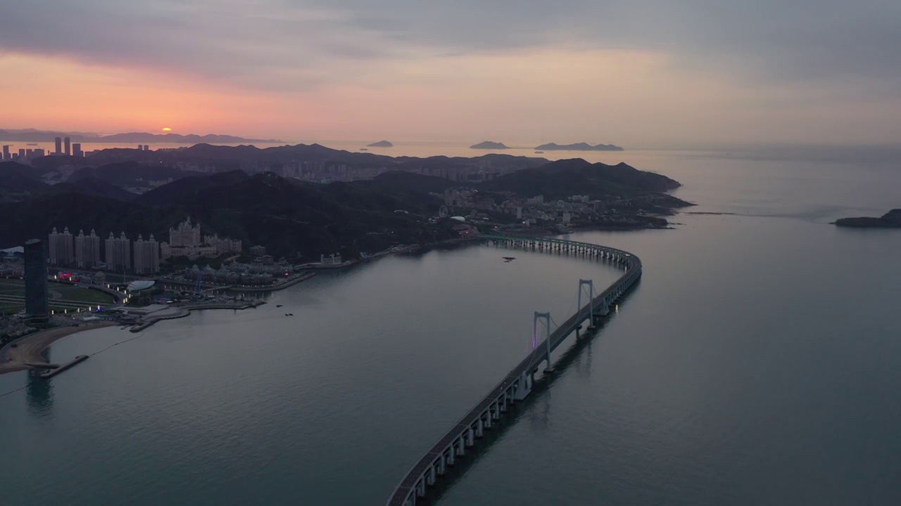 航拍大连星海湾大桥日出朝霞公路跨海大桥视频素材