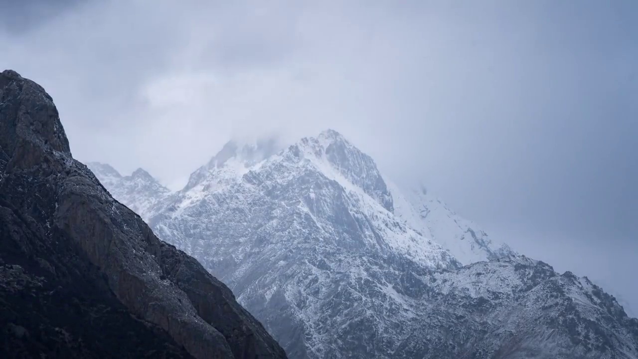 雾中雪山视频素材