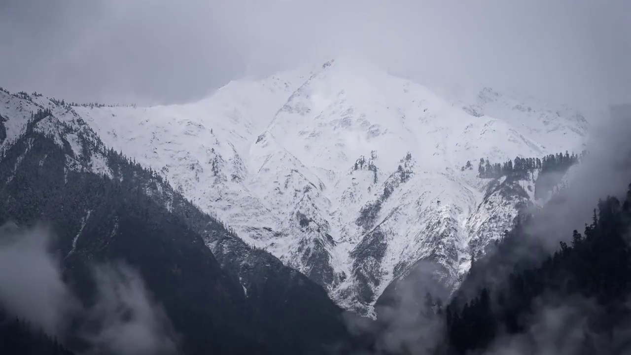 雪山浓雾风光延时视频素材