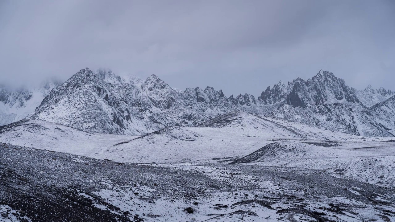 雪山阴天延时摄影视频素材