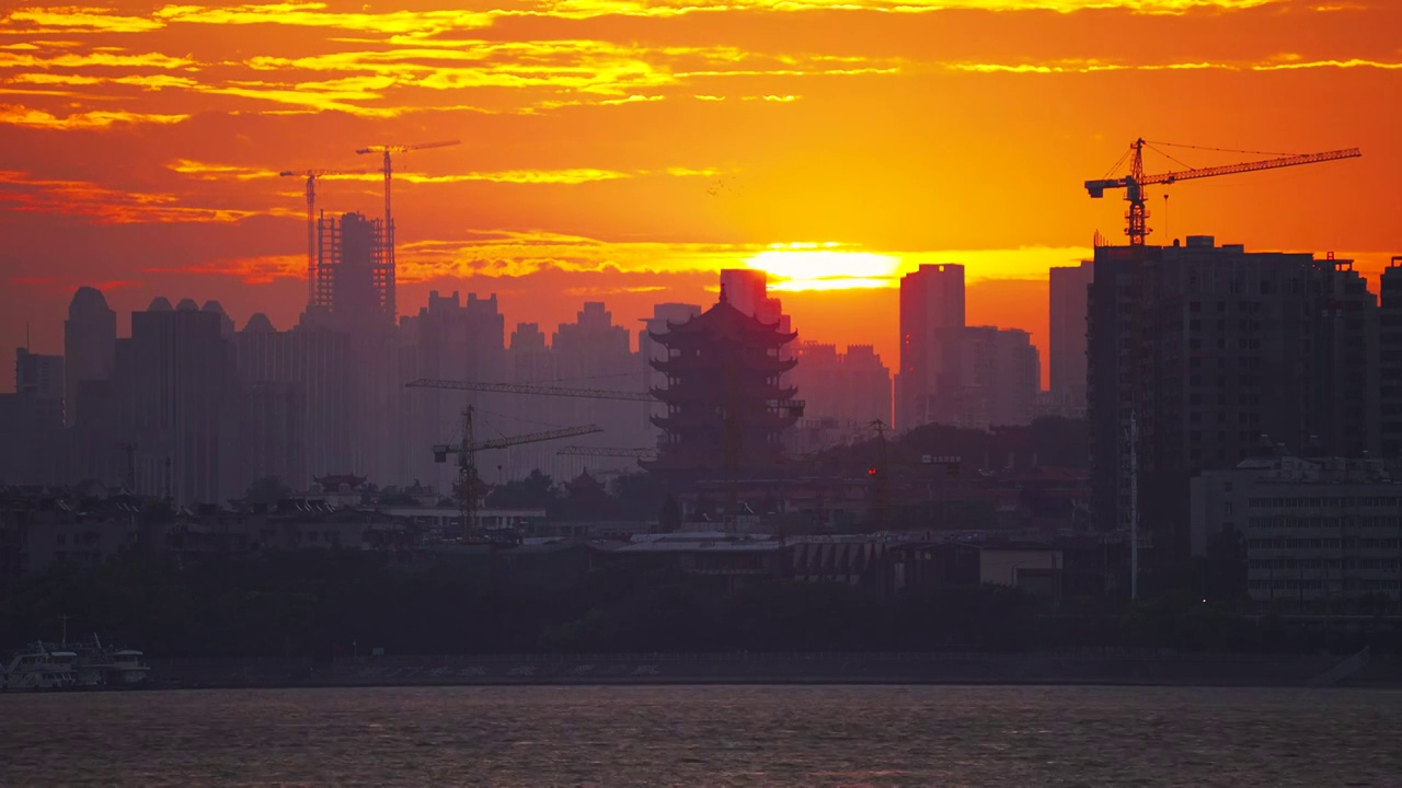 和平鸽绕飞黄鹤楼日出视频素材