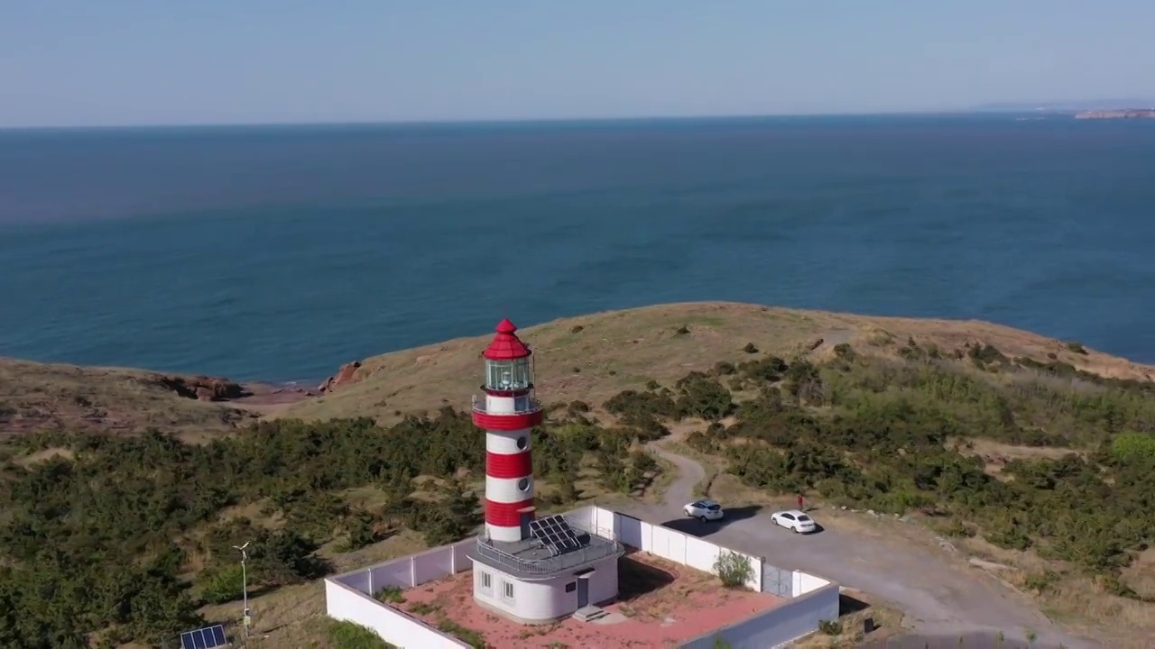 航拍大连旅顺排石海岸线灯塔礁石自然风光视频素材