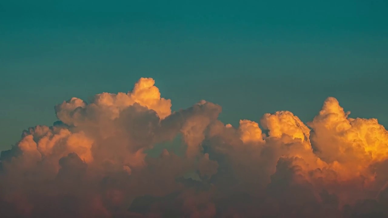 日落夕阳照耀下的金色云朵视频素材