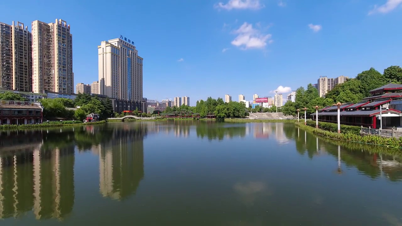 夏天蓝天白云的城市公园视频素材