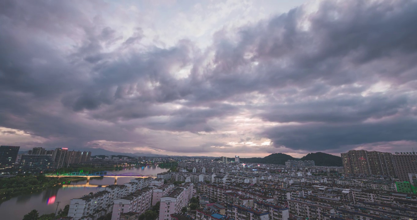 安徽省黄山市屯溪区市区夏季暴雨来临前的云视频素材