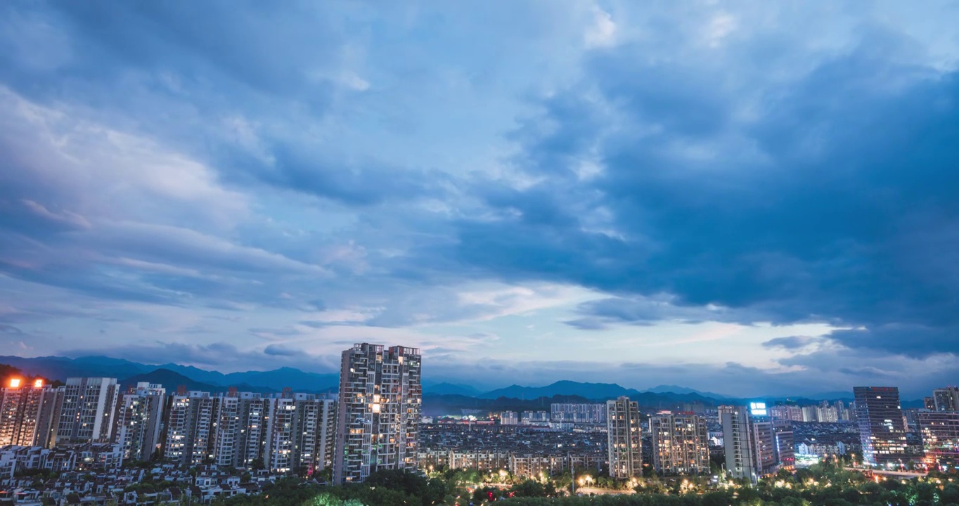 安徽省黄山市屯溪区市区夏季暴雨来临前的云视频素材