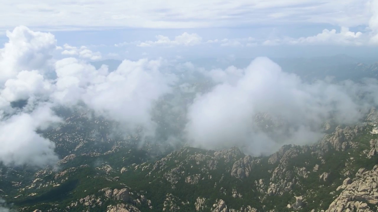 4K航拍青岛崂山云层环绕视频下载