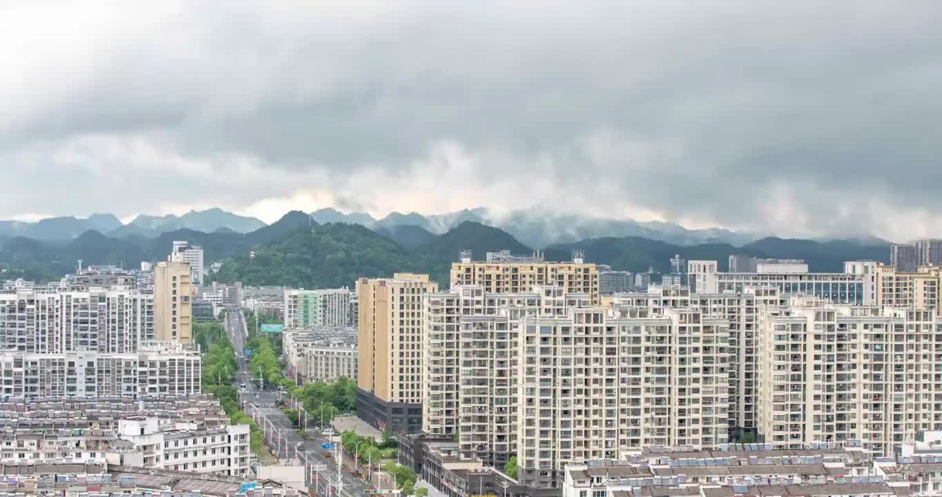 安徽省黄山市屯溪区北部市区夏季阴转雨视频素材