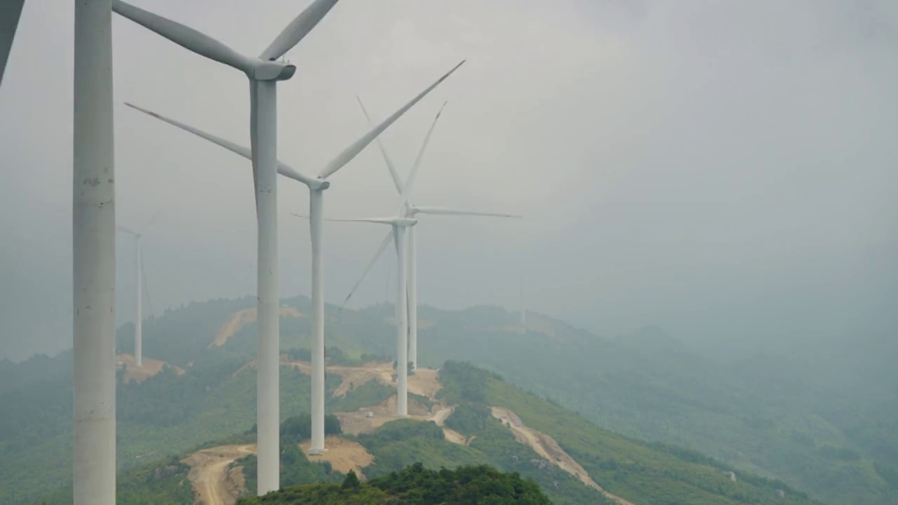 雾气翻滚的广东阳山旗山风力发电场视频素材