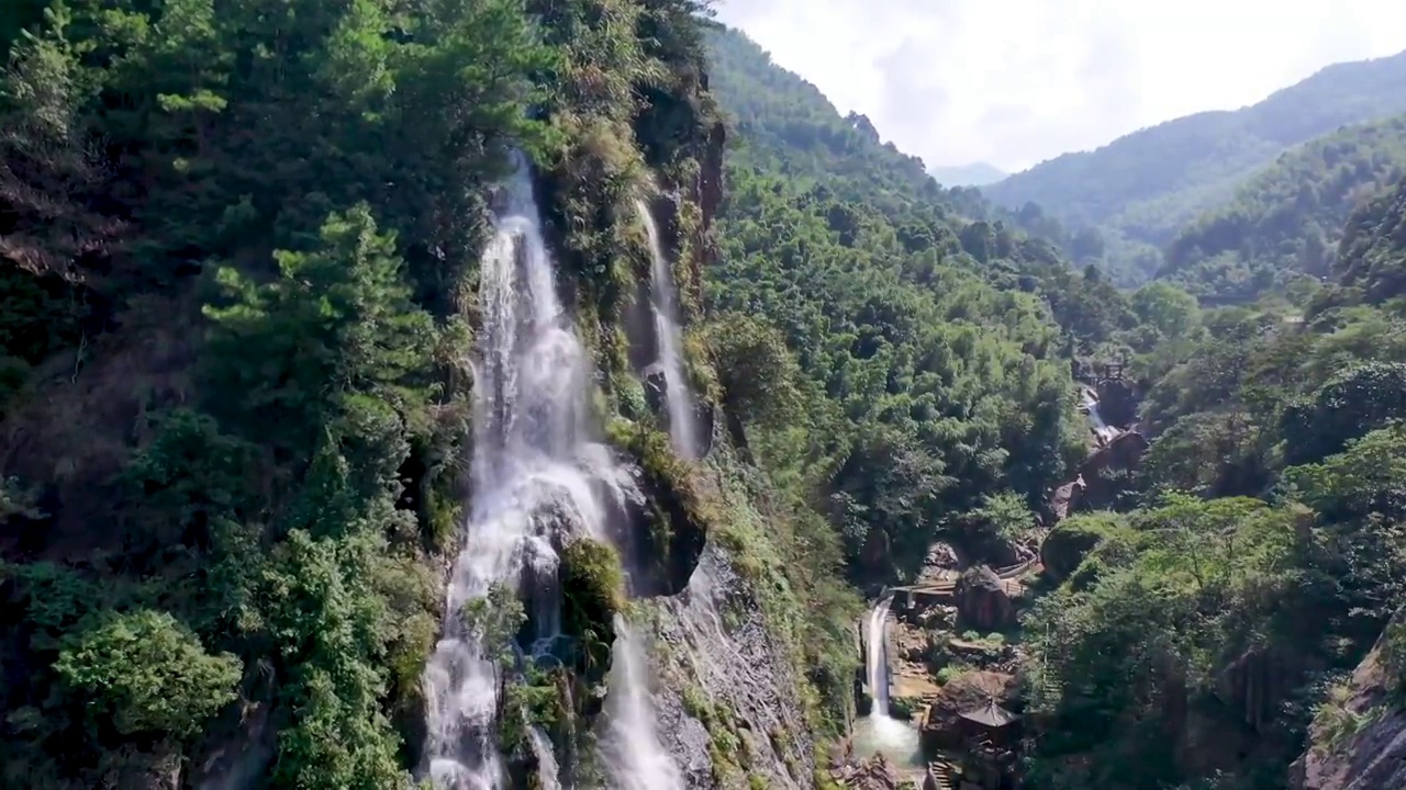 石柱峰下凤凰峡大瀑布视频素材