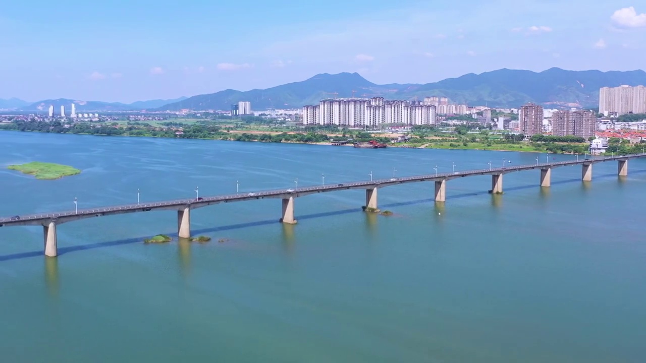 航拍夏天赣江上的江西吉安井冈山大桥视频素材