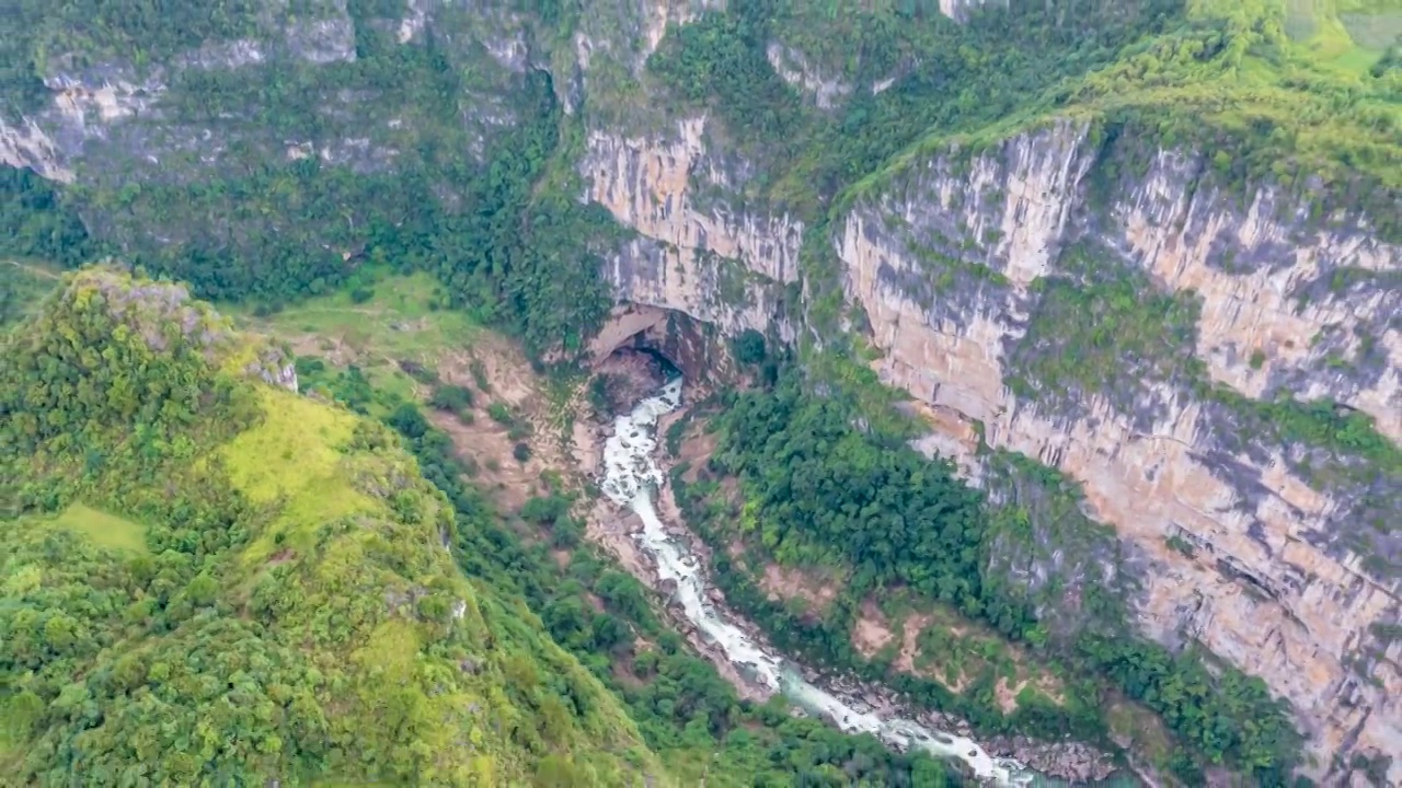 航拍贵州平塘甲青大峡谷自然风光视频素材