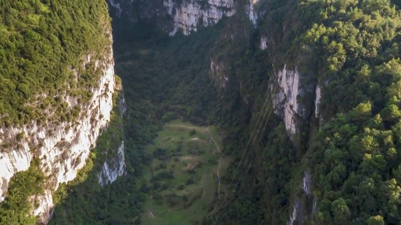 航拍贵州平塘甲青大峡谷自然风光视频素材