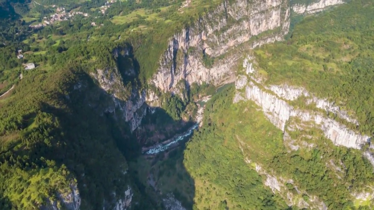 航拍贵州平塘甲青大峡谷自然风光视频素材