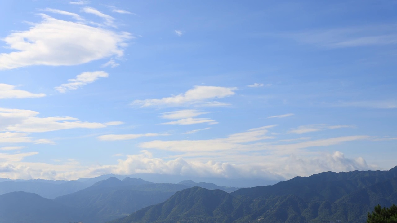 白云飘过山中视频素材