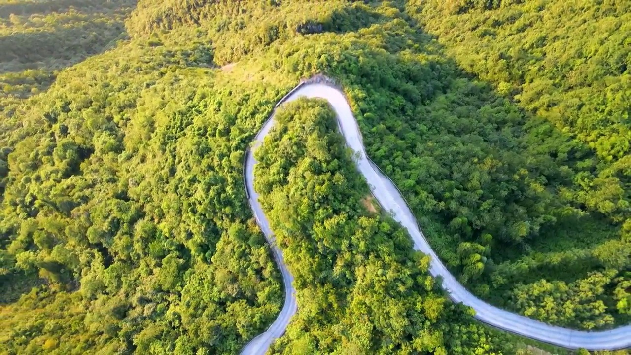 航拍山中曲折的道路视频素材