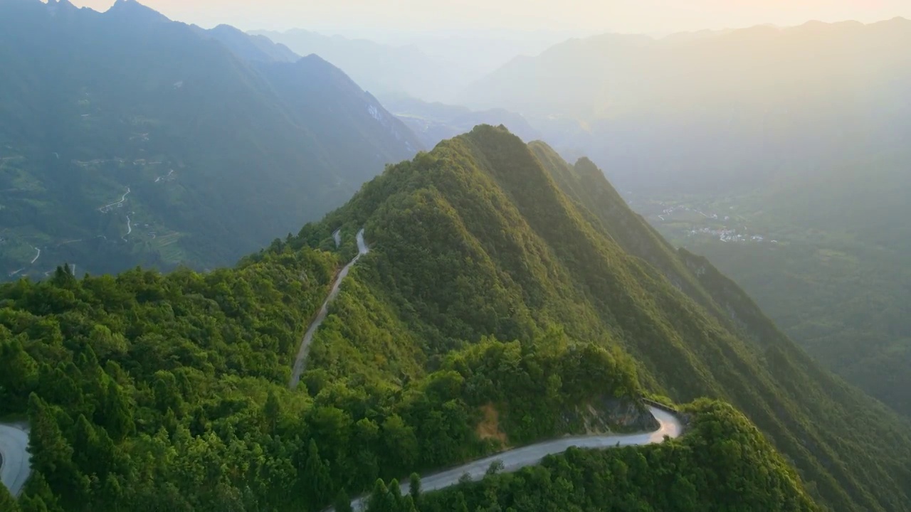 航拍大山中的夕阳视频素材