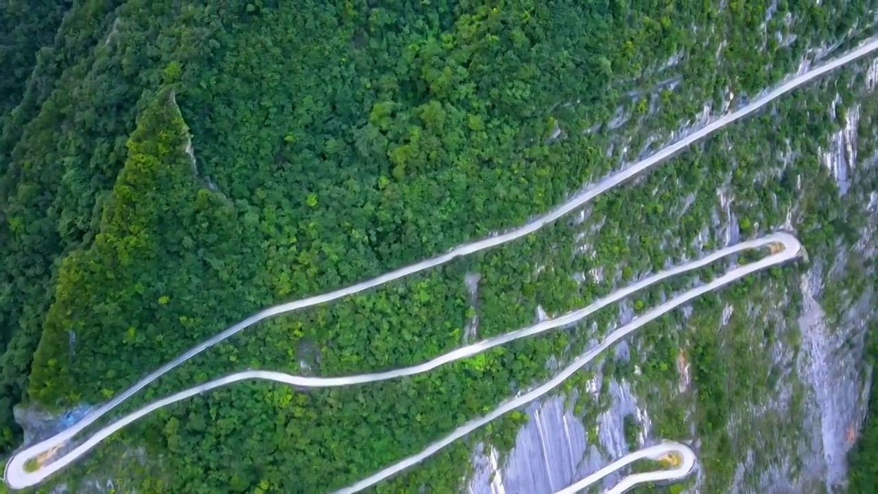 航拍山中曲折的道路视频素材